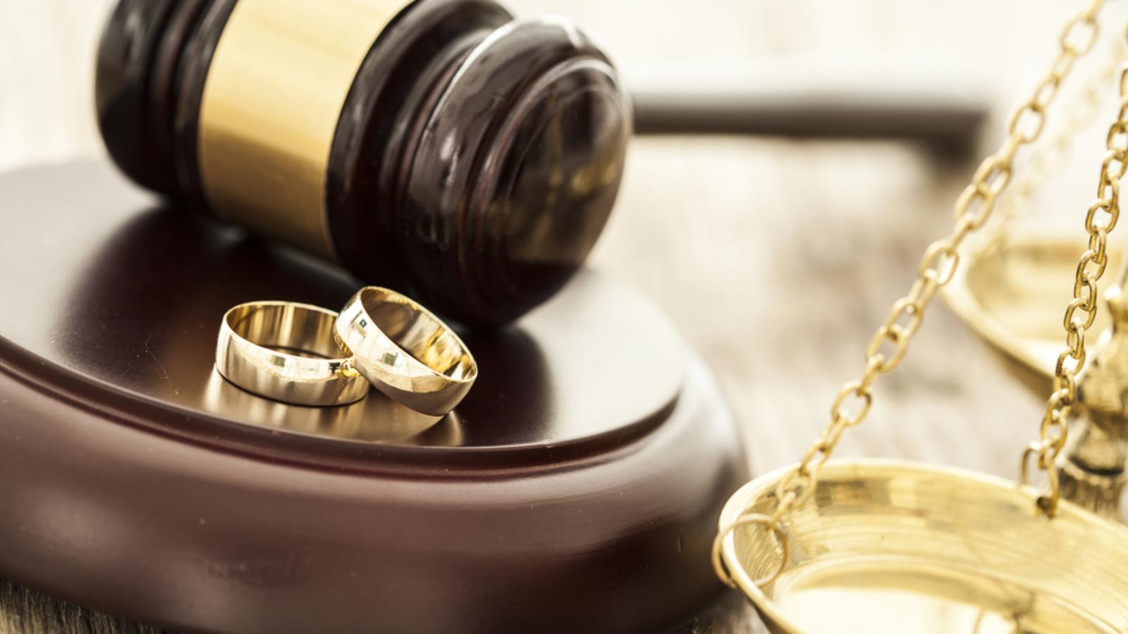 Divorce,Concept,With,Gavel,And,Wedding,Rings